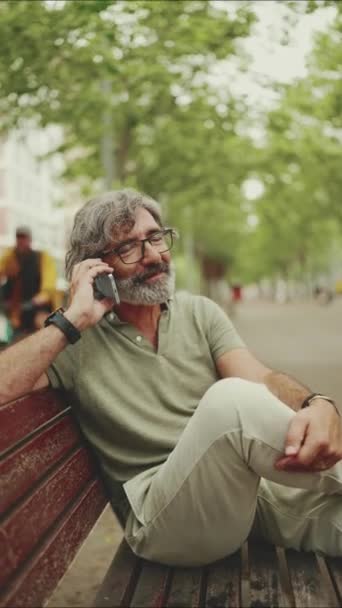 Vertical Video Friendly Middle Aged Man Gray Hair Beard Wearing — Stock Video