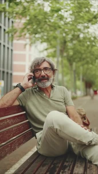 Vertical Video Friendly Middle Aged Man Gray Hair Beard Wearing — Vídeo de stock