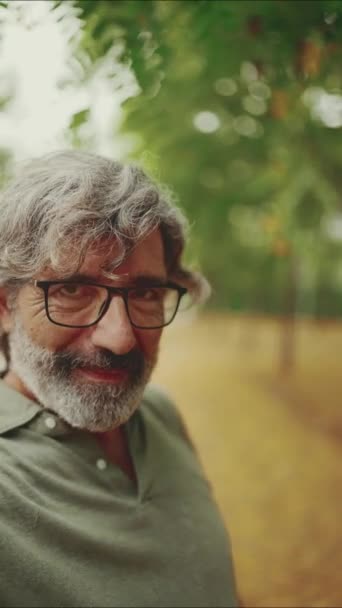 Video Vertical Hombre Alegre Mediana Edad Con Pelo Gris Barba — Vídeo de stock