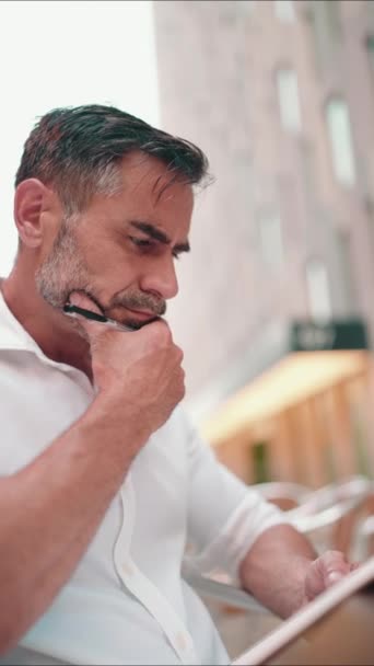 Vidéo Verticale Homme Affaires Mature Barbe Soignée Portant Une Chemise — Video