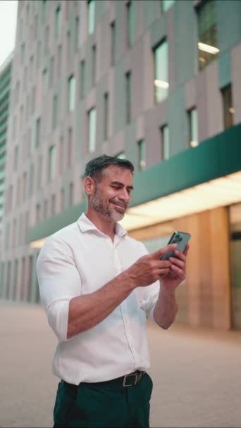 실용적 턱수염을 사업가가 휴대폰을 성공적 사람은 정보를 스마트폰으로 문자를 보내고 — 비디오