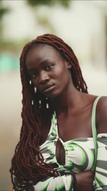 Vertical Video Wspaniała Kobieta Afrykańskimi Warkoczami Nosząca Górne Stojaki Stoi — Wideo stockowe