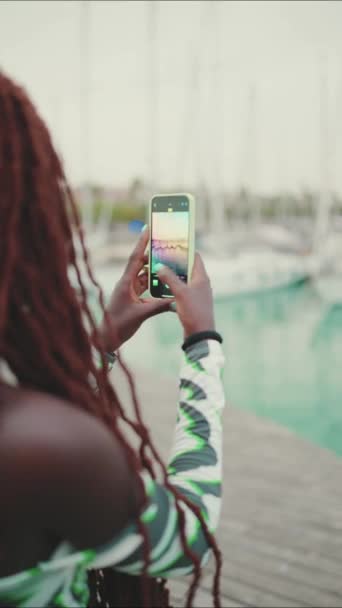 Mulher Linda Com Tranças Africanas Tira Fotos Iates Navios Cais — Vídeo de Stock
