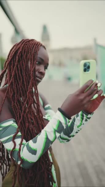 Wunderschöne Frau Mit Afrikanischen Zöpfen Fotografiert Yachten Und Schiffe Die — Stockvideo