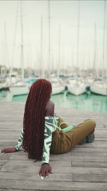 Kobieta Afrykańskich Warkoczach Patrzy Jachty Statki Siedzące Molo Porcie Widok — Wideo stockowe