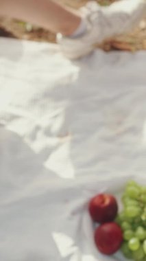 Ellerinizi kaldırın, kadeh kaldırın, ellerinde içkiler, yaz günü açık havada piknikte renkli içecekler.