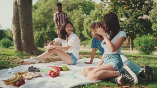 Boldog Mosolygós Fiatal Multinacionális Emberek Pikniken Szabadban Guy Érkezik Piknik — Stock videók