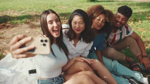 Les Jeunes Multiethniques Heureux Cherchent Prendre Selfie Jour Été Extérieur — Video