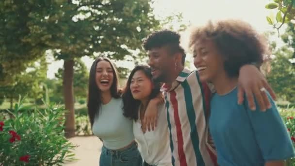 Happy Multiethnic Young People Walk Embracing Summer Day Outdoors Group — Vídeos de Stock
