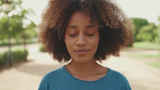 Close Young Smiling Woman Curly Hair Wearing Blue Shirt Posing — Αρχείο Βίντεο