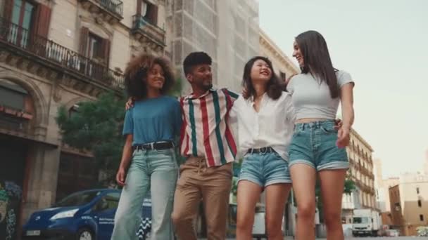 Щаслива Багатоетнічна Молодь Гуляє Обіймаючись Літній День Відкритому Повітрі Група — стокове відео