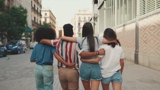 Happy Multiethnic Young People Walk Embracing Summer Day Outdoors Group — Αρχείο Βίντεο