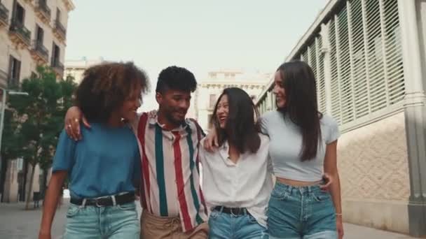 Счастливые Мультиэтнические Молодые Люди Ходят Обнимаясь Летний День Открытом Воздухе — стоковое видео
