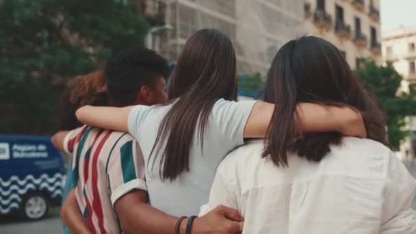 Happy Multiethnic Young People Walk Embracing Summer Day Outdoors Group — Vídeo de Stock