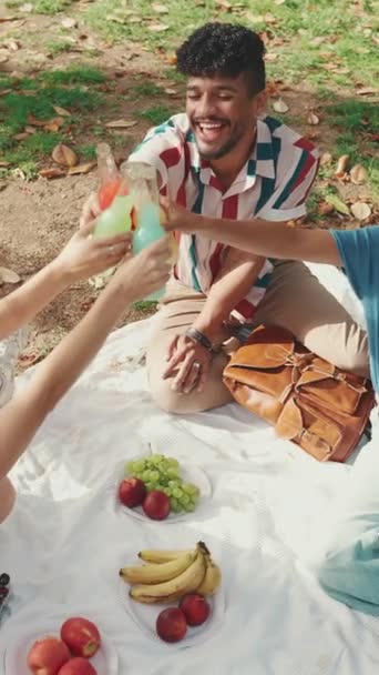 Vertical Video Щаслива Усміхнена Багатоетнічна Молодь Пікніку Літній День Відкритому — стокове відео