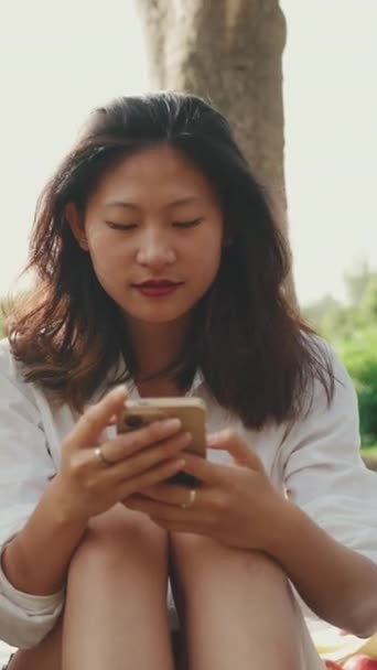 Video Vertical Mujer Asiática Joven Con Pelo Castaño Largo Que — Vídeo de stock