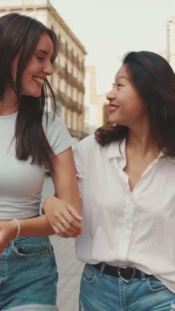 Vídeo Vertical Jovens Mulheres Multiétnicas Caminham Rindo Pela Rua Dia — Vídeo de Stock