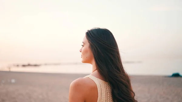 Beautiful Brown Haired Woman Long Hair Walks Beach Looks Gorgeous — Fotografia de Stock