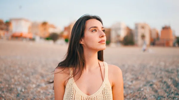 Beautiful Brown Haired Woman Long Hair Sits Beach — Fotografia de Stock