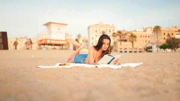 Magro Bela Mulher Cabelos Castanhos Com Livro Leitura Cabelo Longo — Fotografia de Stock