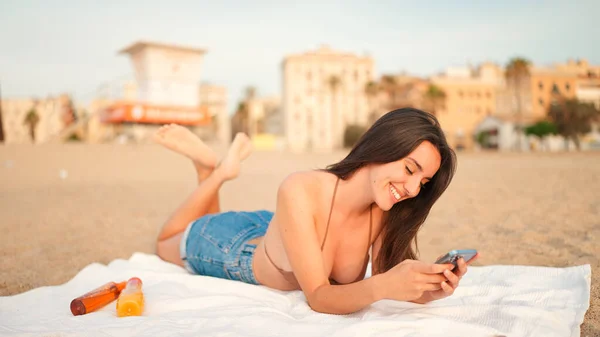 Karcsú Gyönyörű Barna Hajú Hosszú Hajjal Mobiltelefont Használ Miközben Strandon — Stock Fotó
