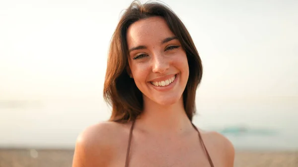 Close Beautiful Brown Haired Woman Long Hair Freckles Smiling Looking — Fotografia de Stock