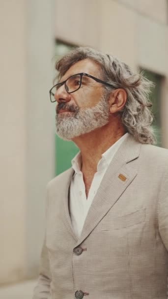 Vertical Video Mature Businessman Beard Eyeglasses Wearing Gray Jacket Walks — Stockvideo