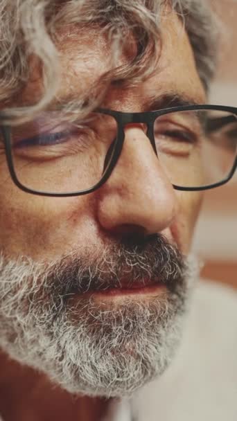 Vertical Video Clouse Mature Businessman Beard Eyeglasses Wearing Gray Jacket — Vídeo de Stock