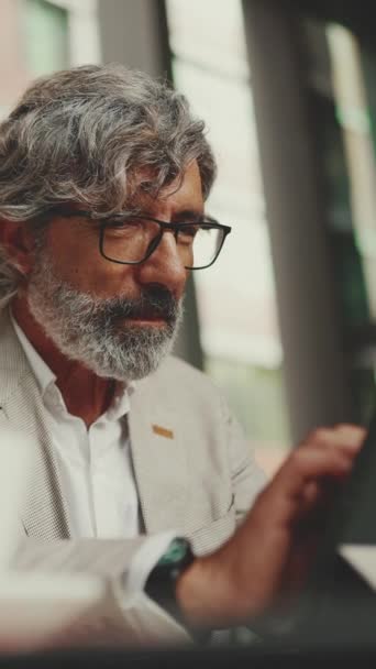 Gözlüklü Sakallı Gri Ceketli Tabletle Çalışan Açık Bir Kafede Oturan — Stok video