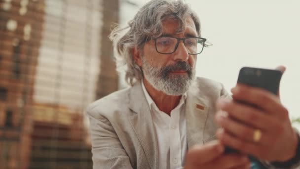 Clouse Mature Businessman Beard Eyeglasses Wearing Gray Jacket Using Cell — стоковое видео