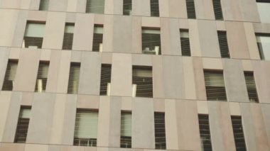 Manzara. Modern ofis binası. Yanlamasına hareket. Kamera sağa doğru yana hareket ediyor.