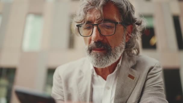 Clouse Mature Businessman Beard Eyeglasses Wearing Gray Jacket Using Cell — стоковое видео