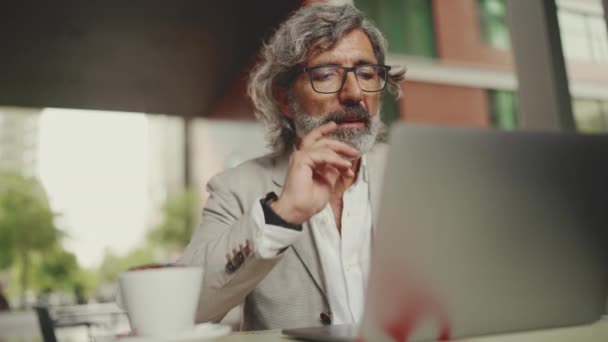 Mature Businessman Beard Eyeglasses Wearing Gray Jacket Sits Cafe Middle — Vídeo de stock