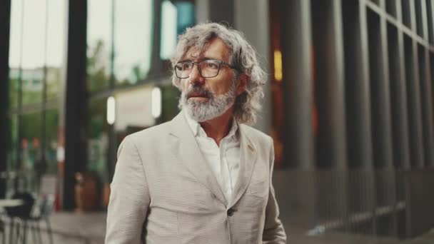 Mature Businessman Beard Eyeglasses Wearing Gray Jacket Walks Street Modern — Vídeos de Stock