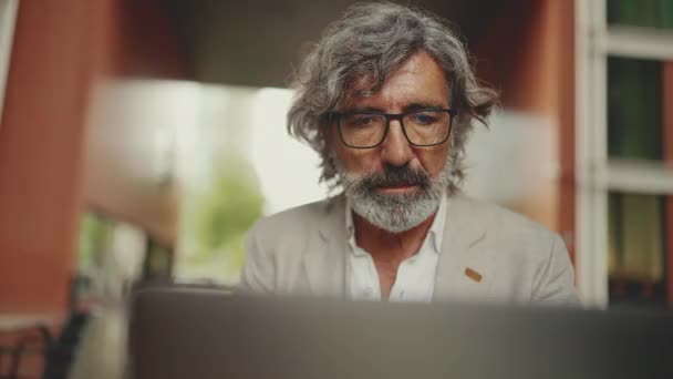 Vermummt Sitzt Der Gestandene Geschäftsmann Mit Bart Und Brille Grauer — Stockvideo