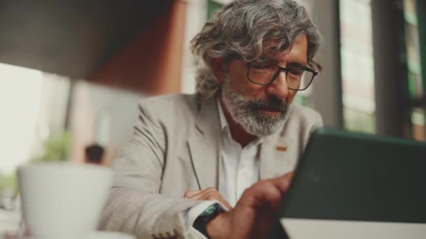 Mature Businessman Beard Eyeglasses Wearing Gray Jacket Working Tablet Sitting — Vídeo de stock