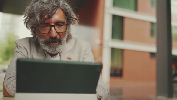 Clouse Mature Businessman Beard Eyeglasses Working Tablet Sitting Outdoor Cafe — стоковое видео
