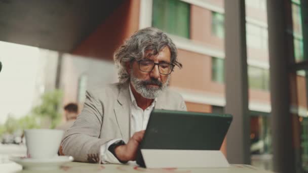 Mature Businessman Beard Eyeglasses Wearing Gray Jacket Working Tablet Sitting — 图库视频影像