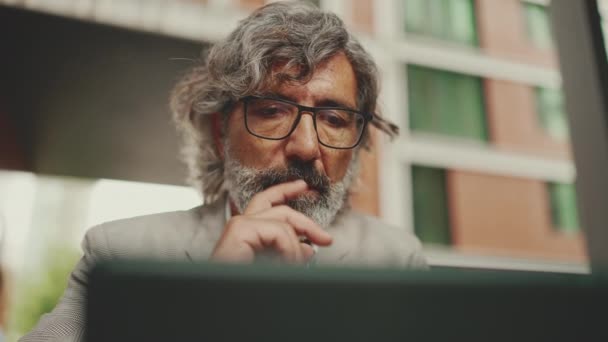 Clouse Mature Businessman Beard Eyeglasses Working Tablet Sitting Outdoor Cafe — Video Stock