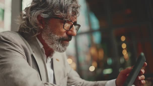 Clouse Mature Businessman Beard Eyeglasses Wearing Gray Jacket Working Tablet — Vídeo de stock