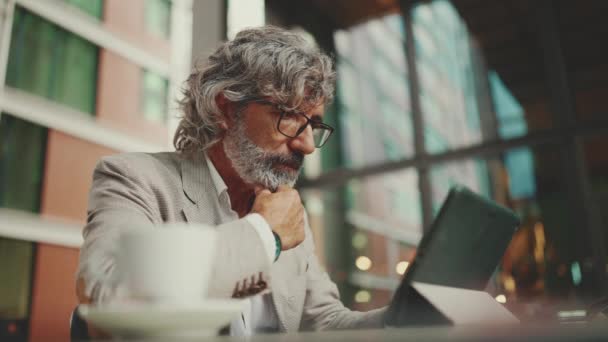 Mature Businessman Beard Eyeglasses Wearing Gray Jacket Working Tablet Sitting — Vídeo de stock