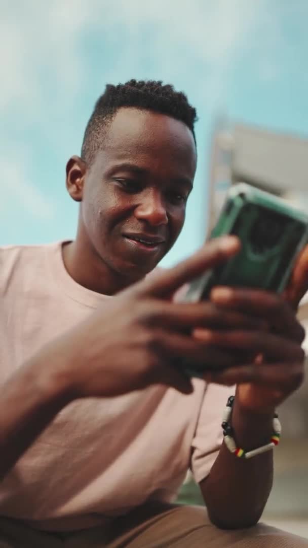 Vertical Video Mladý Africký Student Sedí Mimo Univerzitu Používá Mobilní — Stock video