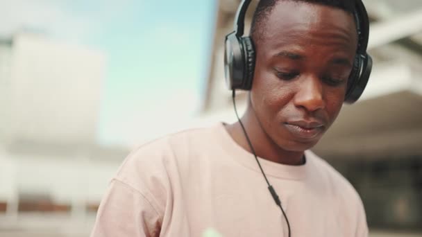 Close Young African Student Sitting University Wearing Headphones — Stock video