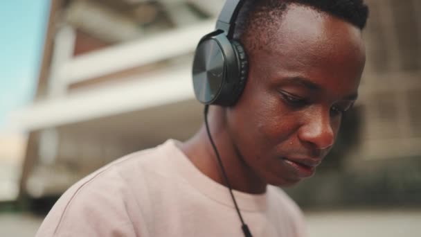 Close Young African Student Sitting University Wearing Headphones — Αρχείο Βίντεο