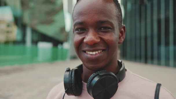 Clouse Smiling Young African Student Stands University Headphones — Vídeos de Stock