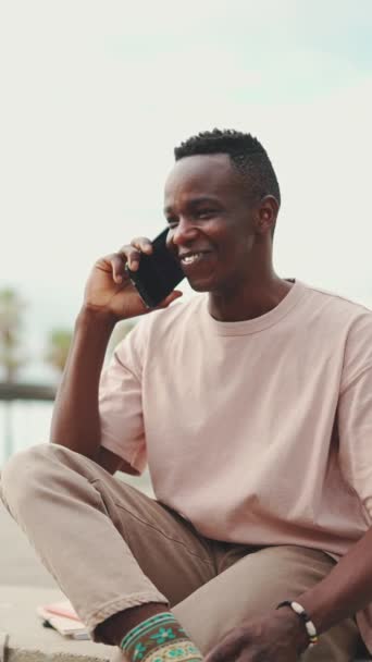 Vertical Video Smiling Young African Student Sitting University Talking Cellphone — Αρχείο Βίντεο