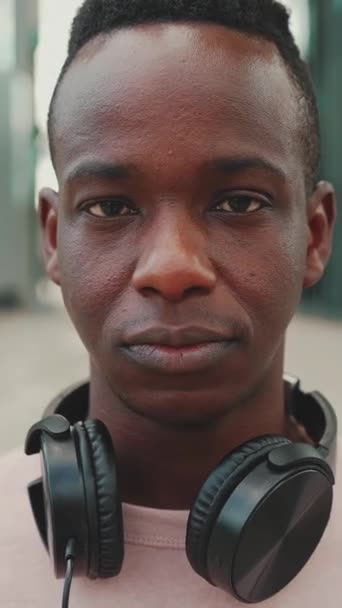 Video Vertical Pendekatan Siswa Muda Afrika Yang Berdiri Luar Universitas — Stok Video