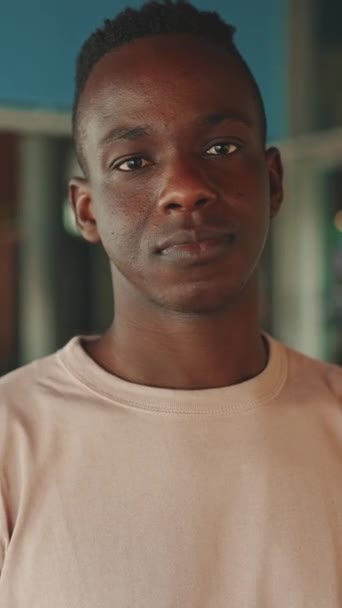 Відео Крупним Планом Усміхнений Щасливий Молодий Африканський Хлопець Дивиться Камеру — стокове відео