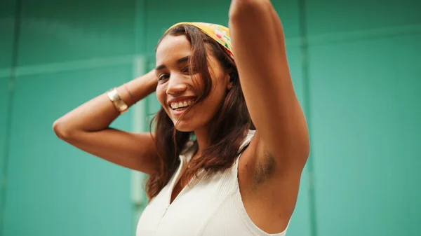 Cute Tanned Woman Long Brown Hair Wearing White Top Yellow — Foto Stock