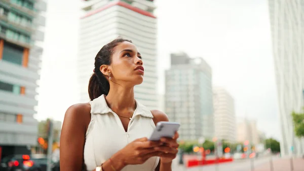 Clouse Cute Tanned Woman Ponytail Wearing White Top Looking Street — Foto de Stock